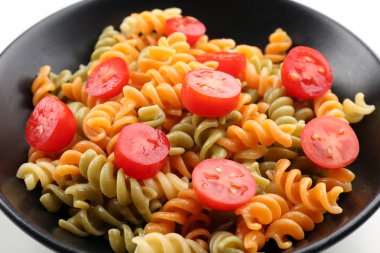 Lezzetli makarna yemek siyah kase, yakın çekim