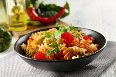 Lezzetli makarna yemek hizmet gri ahşap masa üzerinde siyah kase