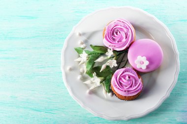 Lezzetli kek renk ahşap arka plan üzerinde plaka üzerinde