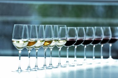 Kadehlerin beyaz ve kırmızı şarap parlak zemin üzerine ahşap tablo