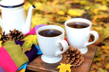 Sıcak içecek ile sonbahar kompozisyon