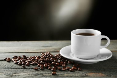 Fincan kahve ve kahve taneleri gri arka plan üzerinde ahşap tablo