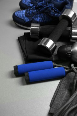 Gri arka plan üzerinde spor için ayarla 