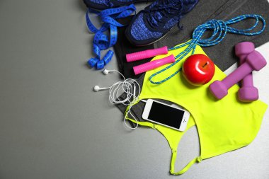 Gri arka plan üzerinde spor için ayarla 