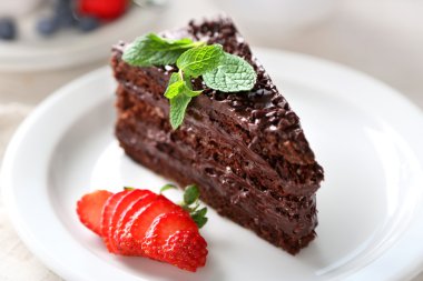 Tabakta, açık renkli Çikolata kremalı ve taze çilek ile çikolatalı kek