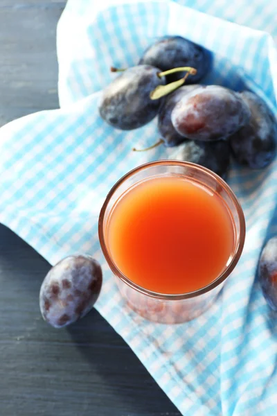 Succo di prugna in un bicchiere con frutta fresca — Foto Stock