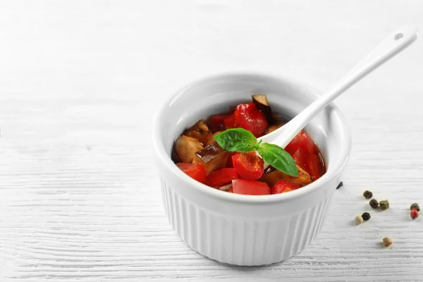 Ratatuj smaczny wegetariańska z bakłażanów, squash, pomidory w misce na drewniany stół tło — Zdjęcie stockowe