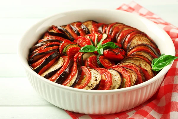 Ratatouille - plato tradicional francés de verduras provenzales cocinado en horno —  Fotos de Stock
