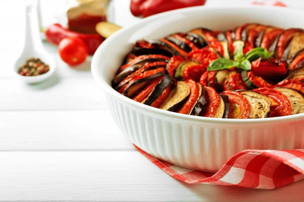 Ratatouille - traditionele Franse Provençaalse groenteschotel gekookt in oven — Stockfoto