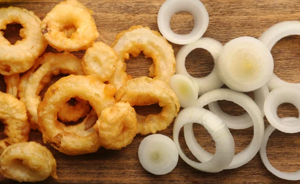 Chipy pierścienie z sosem i cebuli na deski do krojenia — Zdjęcie stockowe