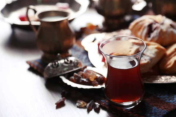 Antikes Teeservice mit türkischem Genuss und Backen auf dem Tisch in Großaufnahme — Stockfoto