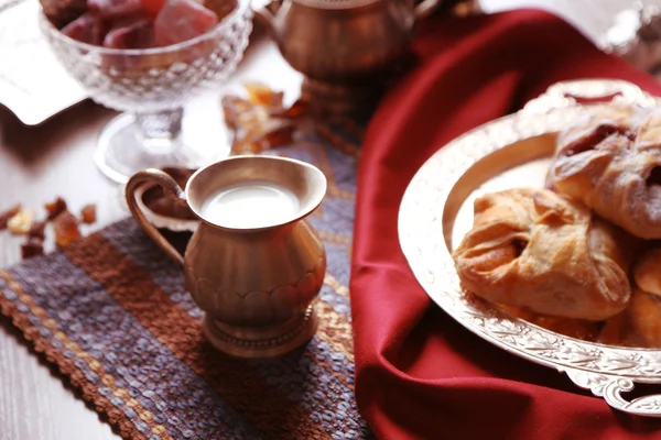 Antika çay-Türk lokumu kümesiyle ve tablo yakın çekim üzerinde kabartma — Stok fotoğraf