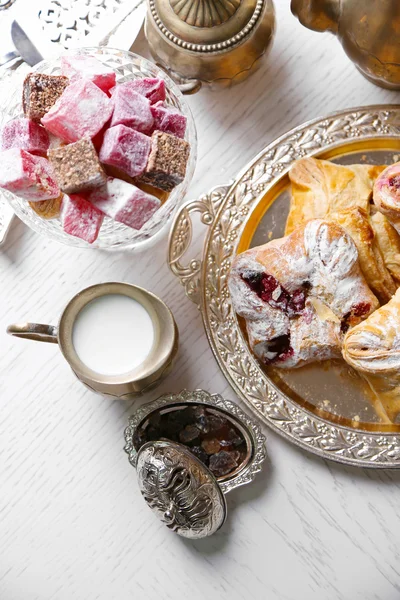 Antikes Teeservice mit türkischem Genuss und Backen auf dem Tisch in Großaufnahme — Stockfoto