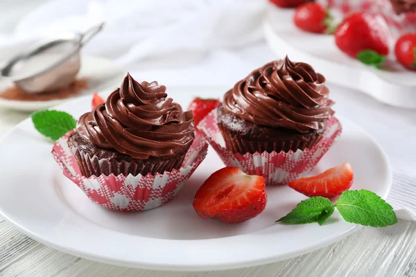 Chocolate cupcakes em placa close-up — Fotografia de Stock