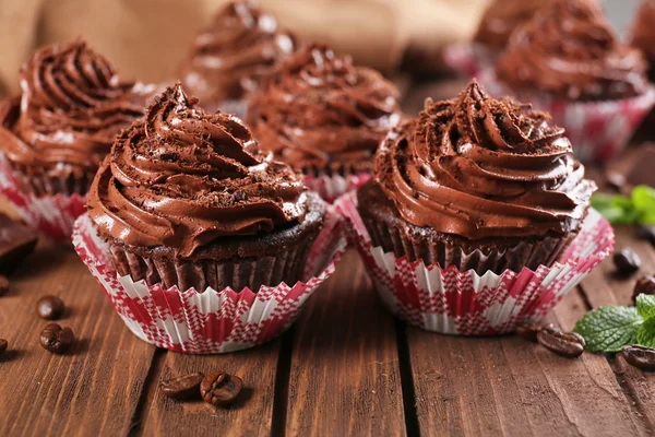 Ahşap arka plan üzerinde çikolata cupcakes — Stok fotoğraf