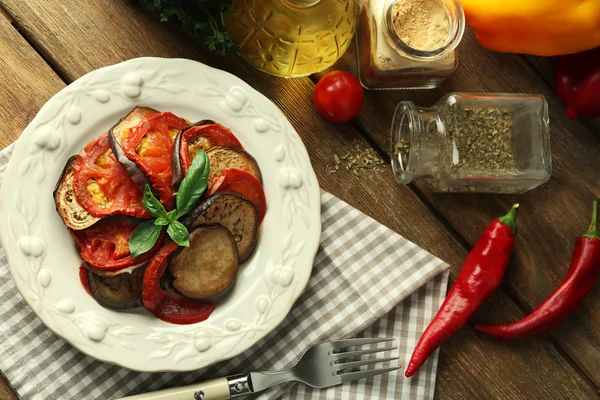 Ratatouille auf Platte, auf Tischhintergrund — Stockfoto