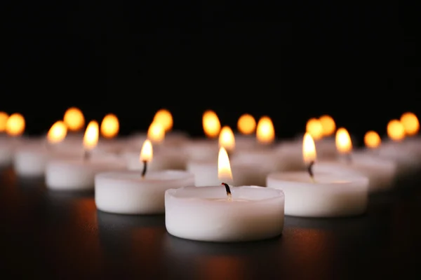 Candele accese di fila — Foto Stock