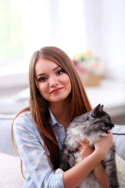 Jovem mulher com gato em casa — Fotografia de Stock