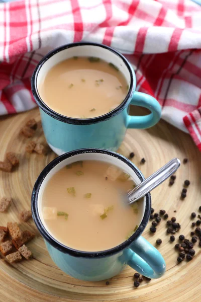 Tassen Suppe auf Holzmatte Nahaufnahme — Stockfoto