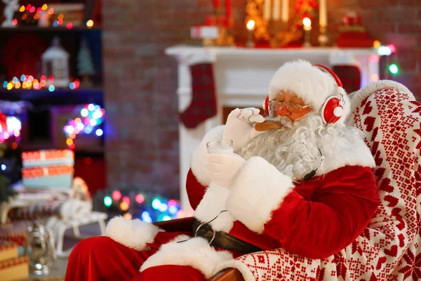 Santa Claus zitten met koptelefoon — Stockfoto