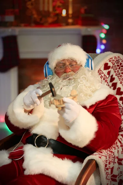 Santa Claus zitten met koptelefoon — Stockfoto