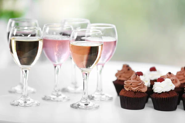 Degustazione di cupcake al vino e cioccolato, primo piano — Foto Stock