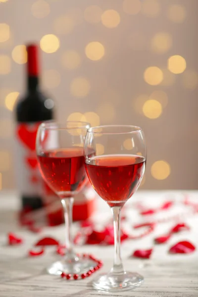와인, 병, 상자, 흰색 배경 흐리게에 선물와 안경의 설정 — 스톡 사진