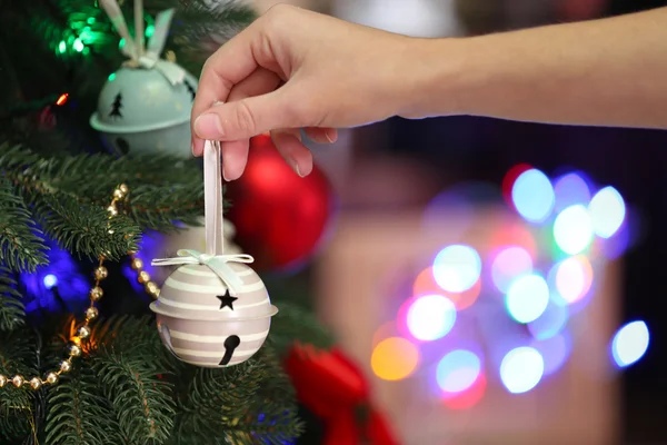 Kerstboom versieren — Stockfoto