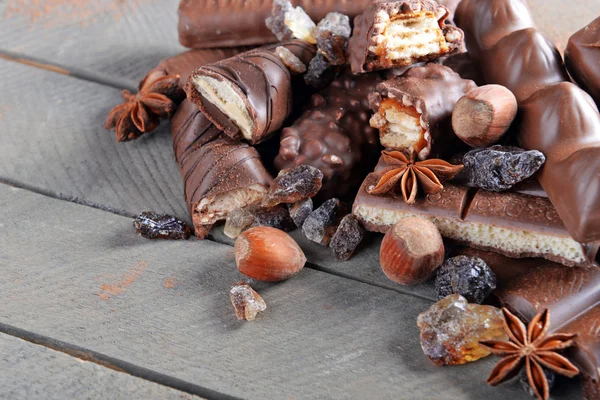 Czekoladowe słodkości z proszku na drewniane tła — Zdjęcie stockowe