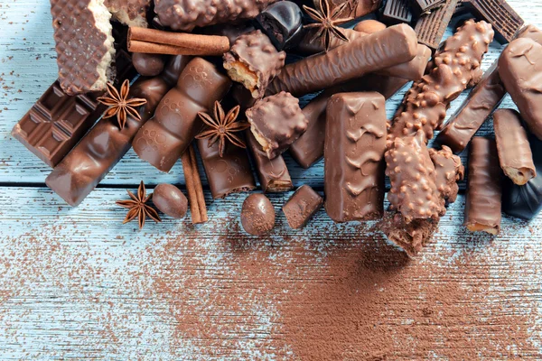 Choklad godis med pulver på trä bakgrund — Stockfoto