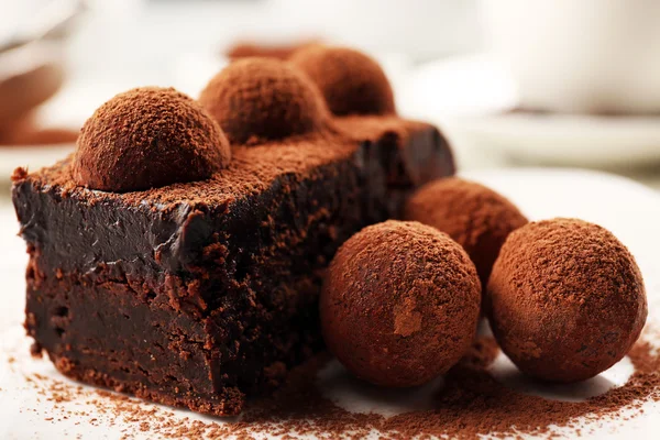 Tranche de gâteau au chocolat avec une truffe sur plaque gros plan — Photo