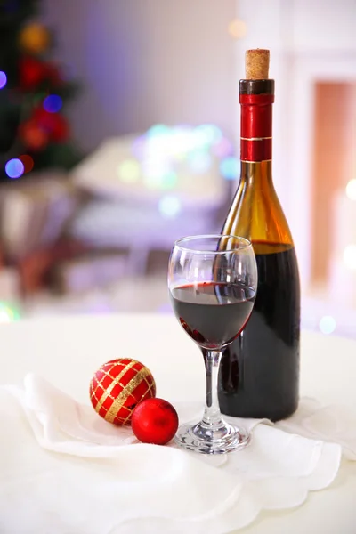 Bottle and glass of wine with Christmas decor — Stock Photo, Image