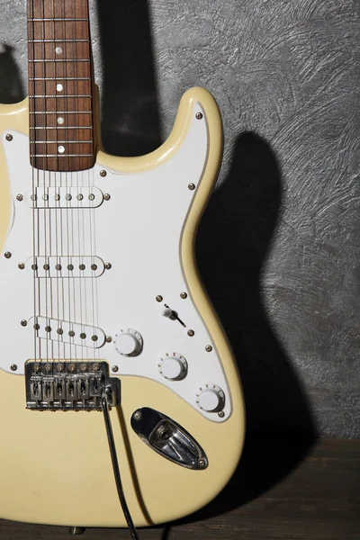 Gitarın gövdesi gri arka plan üzerinde