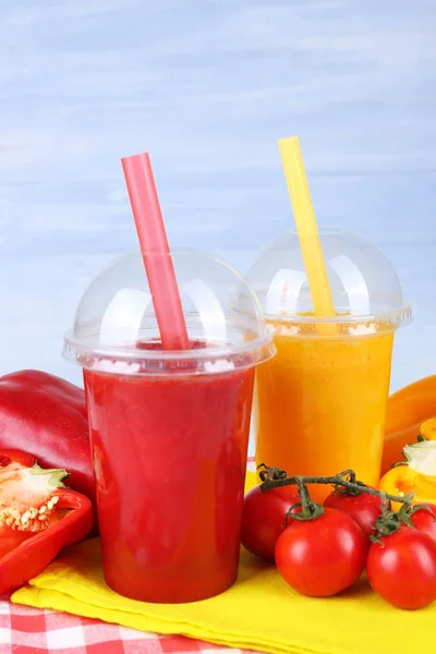 Jugo fresco mezclar frutas y verduras, bebidas saludables sobre fondo de mesa de madera —  Fotos de Stock