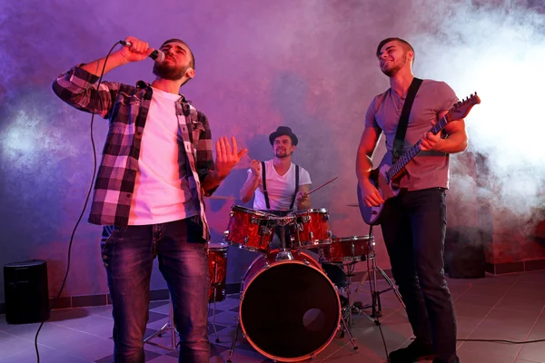 Müzik aletleri çalarken müzisyenler