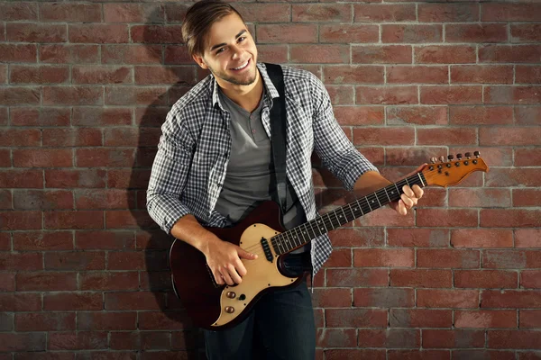 Junger Mann spielt Gitarre — Stockfoto