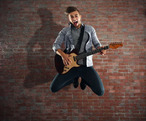 Joven tocando la guitarra —  Fotos de Stock