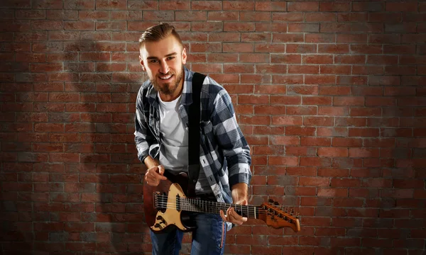 Young man playing guitar — Stock Photo, Image