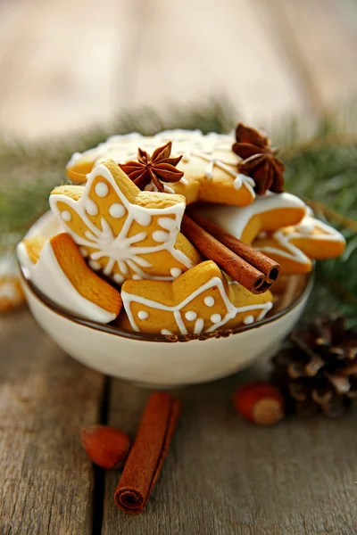Biscotti con spezie e decorazioni natalizie, su tavola di legno — Foto Stock