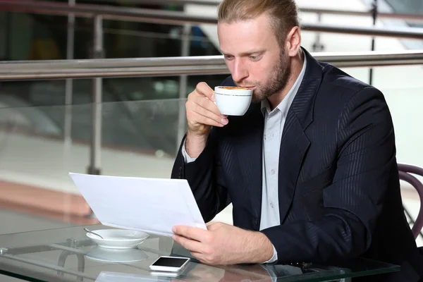 Jonge aantrekkelijke zakenman met lunch — Stockfoto