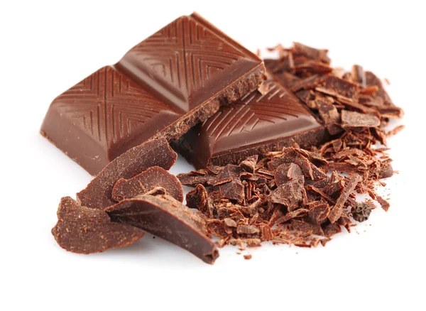 Ciemny kawałki czekolady na białym tle — Zdjęcie stockowe