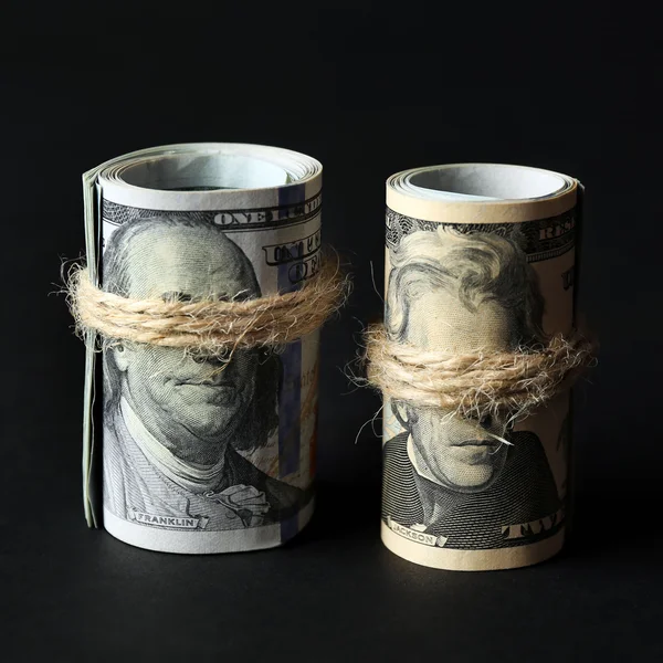 Dollar rollen auf schwarz — Stockfoto