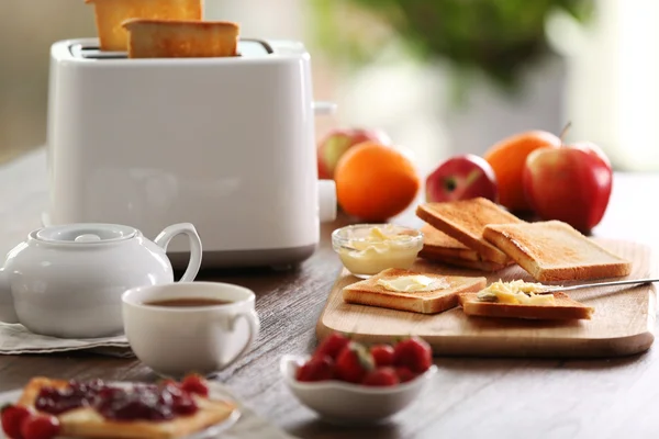 Tablo için tost, kahve ve meyve, arka plan bulanık ile Kahvaltı — Stok fotoğraf