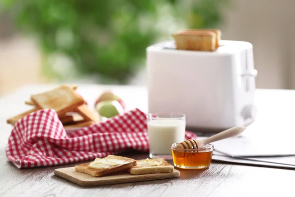 Podává tabulka k snídani s toasty, mléka a džem, detail — Stock fotografie