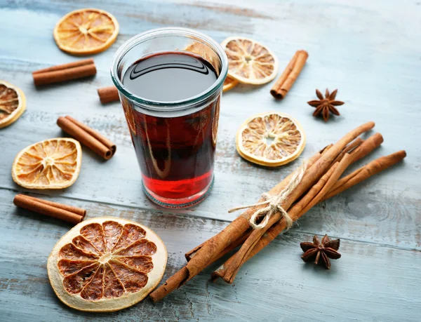 Tasty mulled wine and spices, on blue wooden background, close-up — Stock Photo, Image