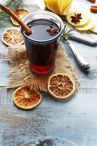 Νόστιμο mulled κρασί και μπαχαρικά, σε μπλε φόντο ξύλινη, γκρο πλαν — Φωτογραφία Αρχείου