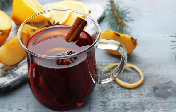 Schmackhafter Glühwein und Gewürze, auf blauem Holzgrund, Nahaufnahme — Stockfoto