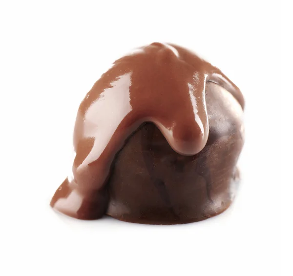 Шоколад наливают на конфеты изолированы на белом — стоковое фото