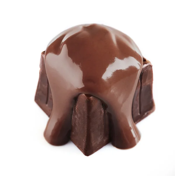 Chocolate vertido sobre caramelo aislado sobre blanco — Foto de Stock