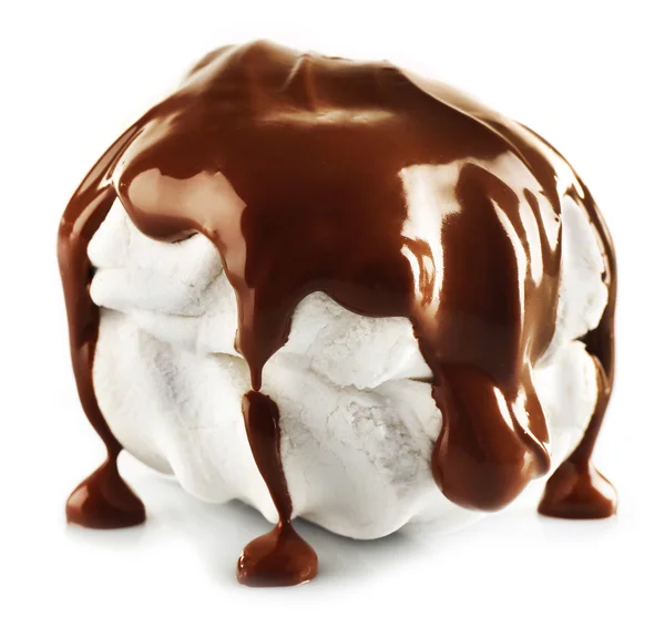 Chocolade gegoten op marshmallow geïsoleerd op wit — Stockfoto